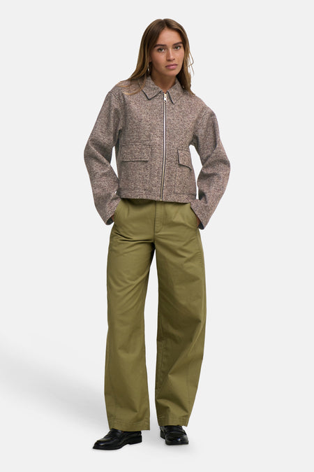 Veste courte marron JDY à col chemise, fermeture zippée et poches à rabat, portée avec un pantalon kaki.