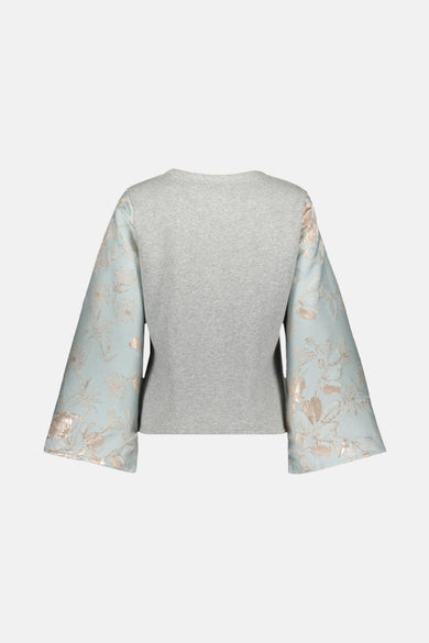 Sweat-shirt gris à col rond de JDY avec manches évasées en tissu bleu et motif floral.