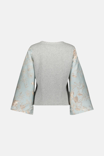 Sweat-shirt gris à col rond de JDY avec manches évasées en tissu bleu et motif floral.