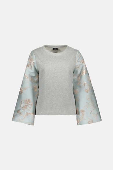 Sweat col rond gris chiné de JDY, avec manches amples en tissu bleu clair à motifs floraux dorés.
