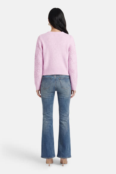 Gilet violet de ONLY®, avec des motifs floraux brodés sur les manches, porté avec un jean et des talons hauts.
