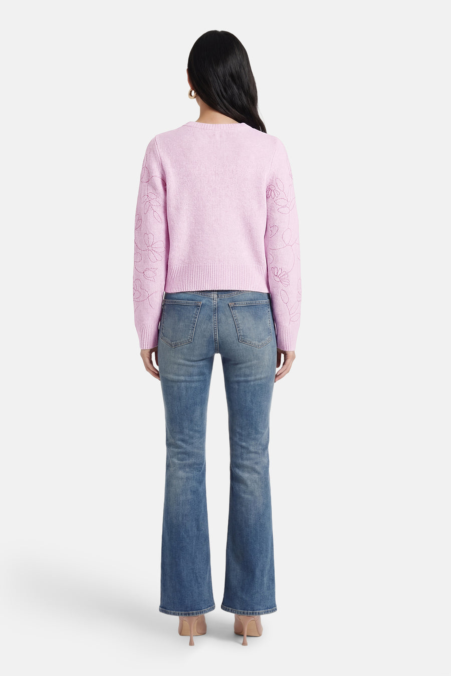 Gilet violet de ONLY®, avec des motifs floraux brodés sur les manches, porté avec un jean et des talons hauts.
