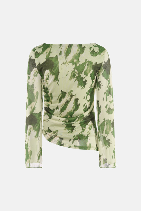 Groen T-shirt met lange mouwen van JDY, met camouflageprint, gedragen met een zwarte broek met hoge taille.