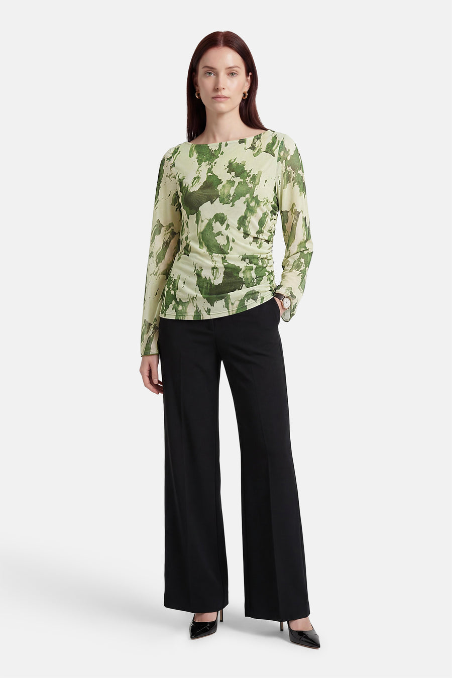 T-shirt à manches longues vert de JDY, avec motif cachemire et porté avec un pantalon noir ample.
