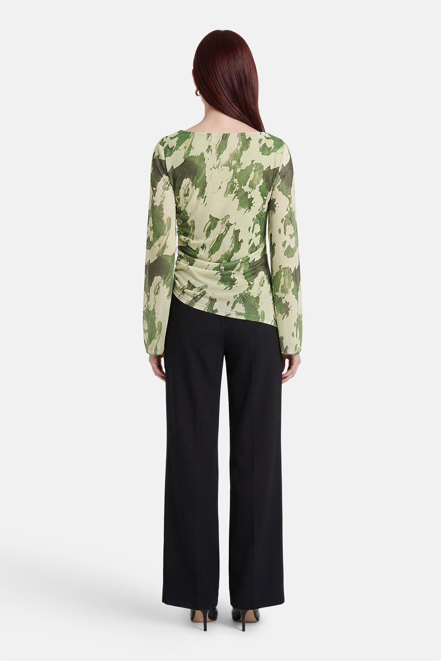 T-shirt à manches longues vert de JDY, avec motif camouflage, porté avec un pantalon noir taille haute.