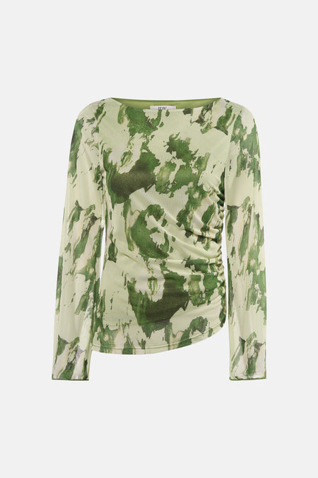 JDY groen T-shirt met lange mouwen, met paisley-patroon en gedragen met een wijde zwarte broek.