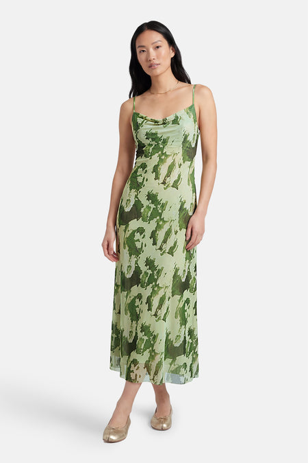 Groene jurk met patroon, van JDY, met een lange, vloeiende pasvorm en dunne bandjes.