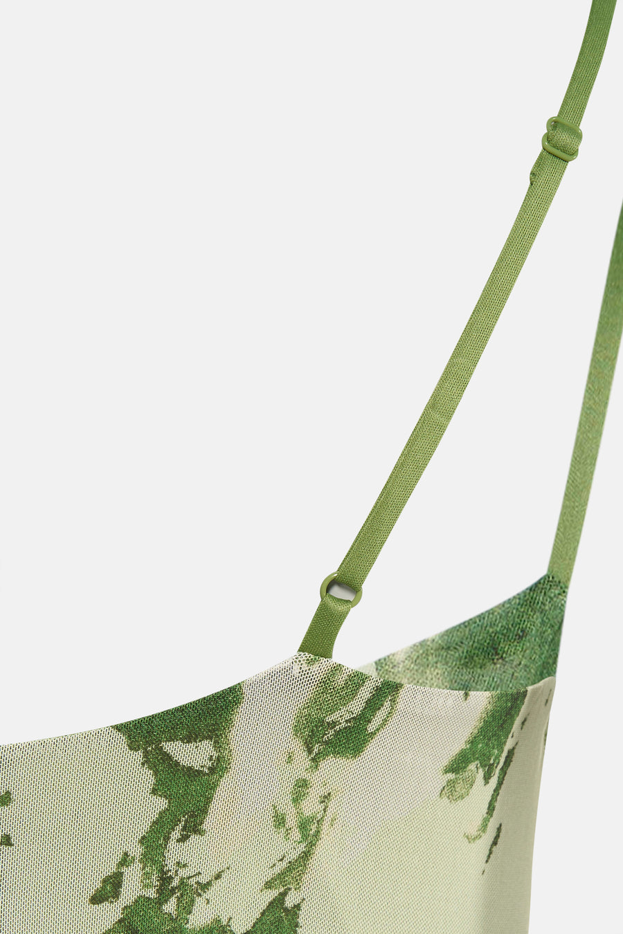 Robe verte de JDY avec un motif tacheté, une texture légère et de fines bretelles réglables.
