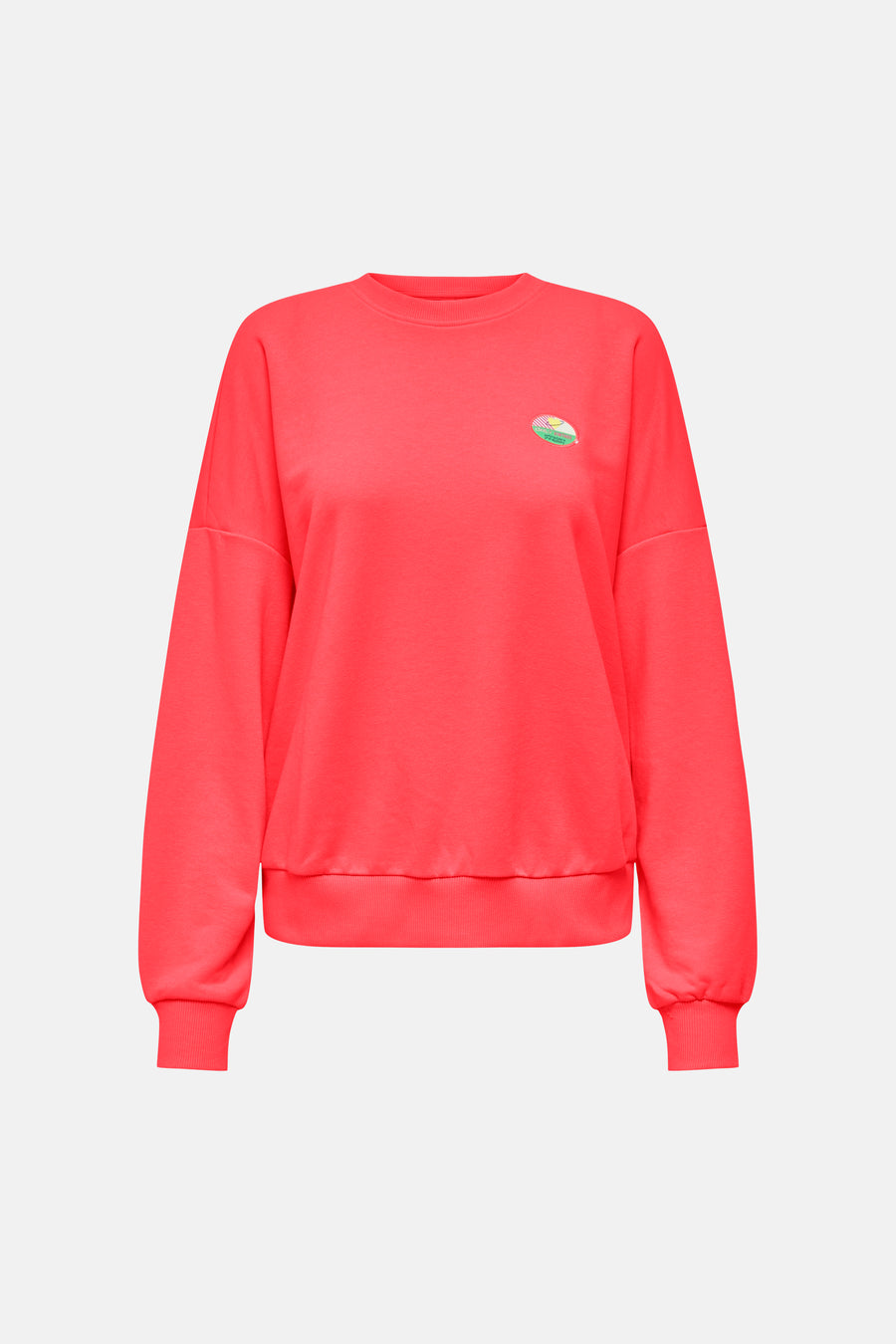 Sweat corail de ONLY® avec col rond et un petit écusson multicolore sur la poitrine.