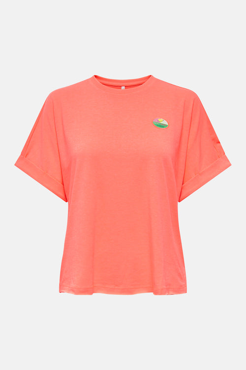 T-shirt corail de ONLY, avec manches courtes retroussées et un écusson décoratif sur le devant.