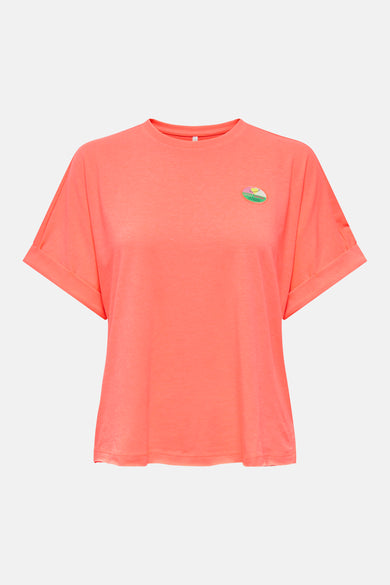 Koraalkleurig T-shirt van ONLY, met korte mouwen met omslag, op een effen witte achtergrond.