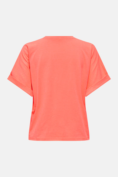 T-shirt corail de ONLY, avec des manches courtes à revers, sur un fond blanc uni.
