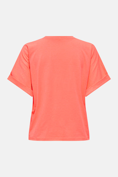 T-shirt corail de ONLY, avec des manches courtes à revers, sur un fond blanc uni.
