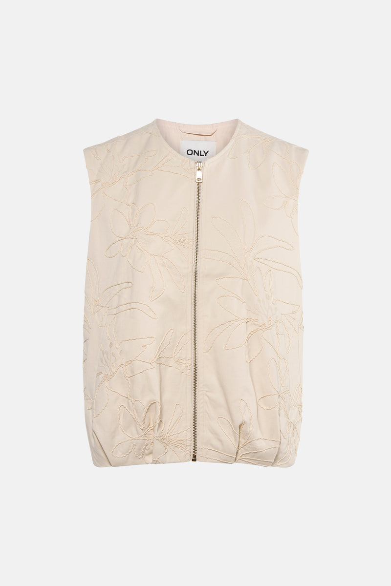 Beige mouwloos vest van ONLY met geborduurd bloemenpatroon en ritssluiting middenvoor.