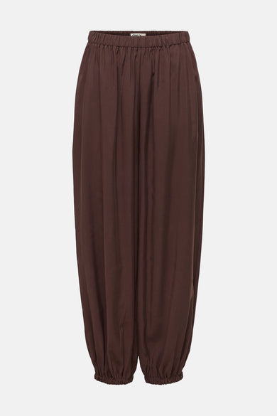 Bruine broek van ONLY® met elastische tailleband en gerimpelde enkels.