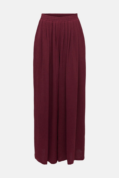 Pantalon bordeaux de JDY, à plis souples et à texture subtile, présenté sur fond neutre.
