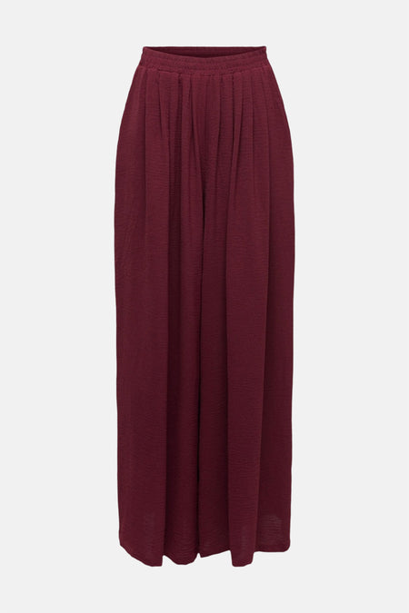 Pantalon bordeaux de JDY, à plis souples et à texture subtile, présenté sur fond neutre.
