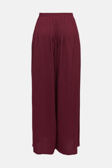 Pantalon bordeaux de JDY, avec une texture plissée et une coupe ample.
