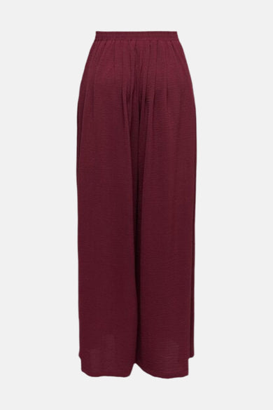 Pantalon bordeaux de JDY, avec une texture plissée et une coupe ample.