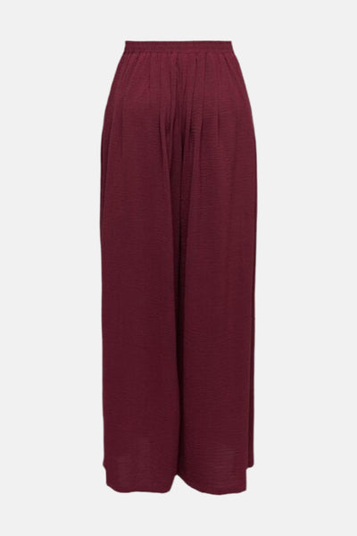 Pantalon bordeaux de JDY, avec une texture plissée et une coupe ample.