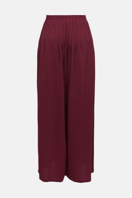 Pantalon bordeaux de JDY, avec une texture plissée et une coupe ample.