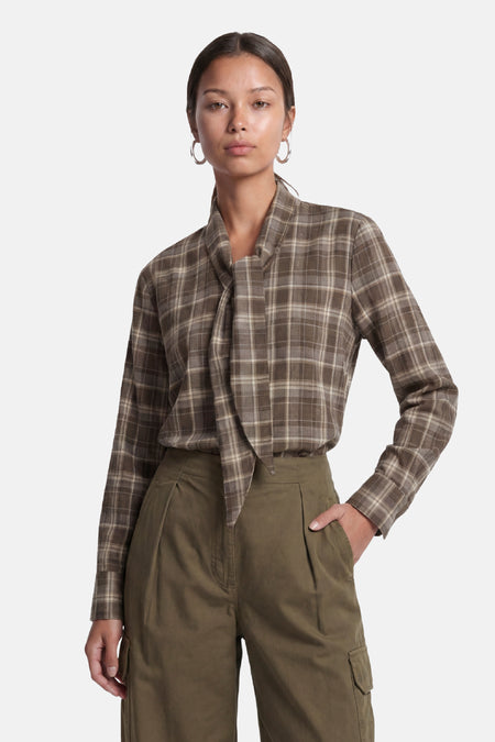 Chemise à manches longues à carreaux avec lien au col, portée par un mannequin, ONLY®