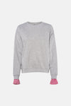 Sweat gris chiné col rond par ONLY® avec manches à revers rayés rouge et blanc, vue de face
