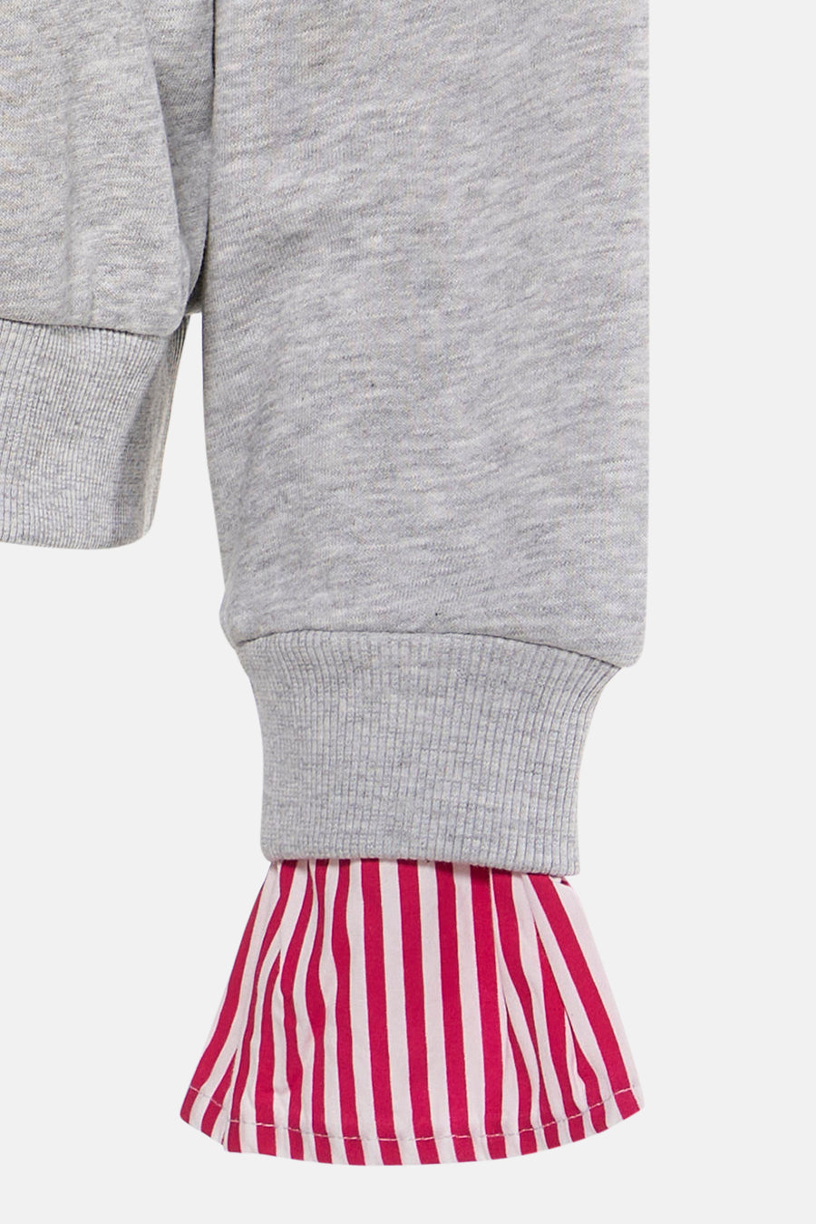 Sweat col O gris chiné par ONLY®, manche avec ourlet côtelé, vue rapprochée sur poignet et jupe rayée rose et blanche