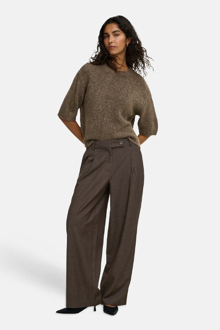 Pull col rond marron chiné JDY à manches courtes, porté avec un pantalon marron.