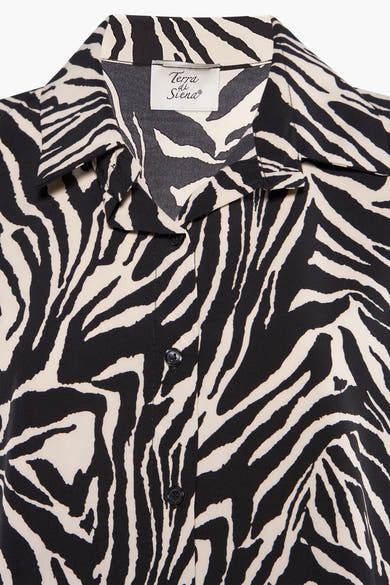 Multikleurige jurk met lange mouwen van Terra di Siena, zwart-beige zebraprint, overhemdkraag en knopen.