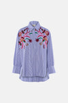 Chemise à manches longues rayée bleu et blanc de Terra di Siena, ornée de broderies florales multicolores.
