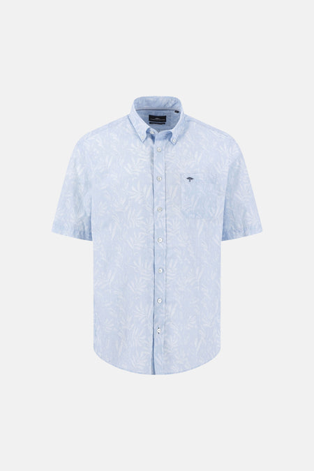Chemise bleue à manches courtes de FYNCH-HATTON, avec un motif de feuilles blanches et une poche poitrine.