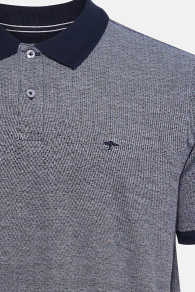 Polo bleu chiné de FYNCH-HATTON avec col et poignets bleu marine, logo arbre brodé.