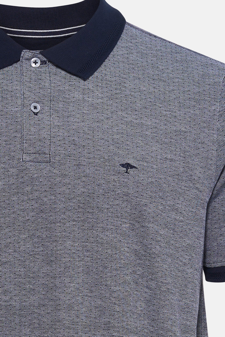 Polo bleu chiné de FYNCH-HATTON avec col et poignets bleu marine, logo arbre brodé.