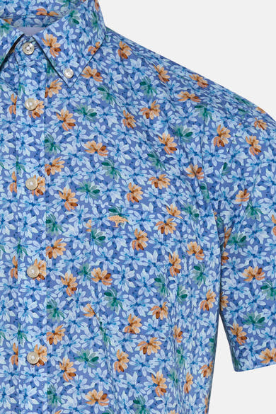 Chemise à manches courtes multicolore de FYNCH-HATTON, à motif floral bleu et orange, col boutonné et poche avec logo arbre.