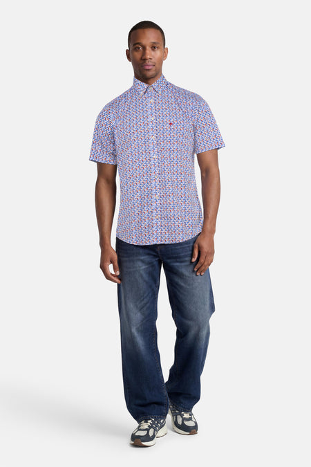 Chemise multicolore de FYNCH-HATTON à manches courtes avec motif géométrique, portée par un homme en jean.