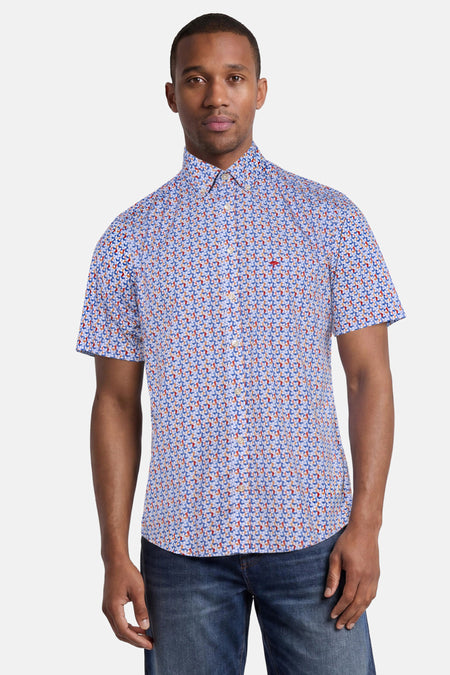Chemise multicolore à manches courtes de FYNCH-HATTON avec motif géométrique bleu, rouge et orange, et logo parapluie rouge.