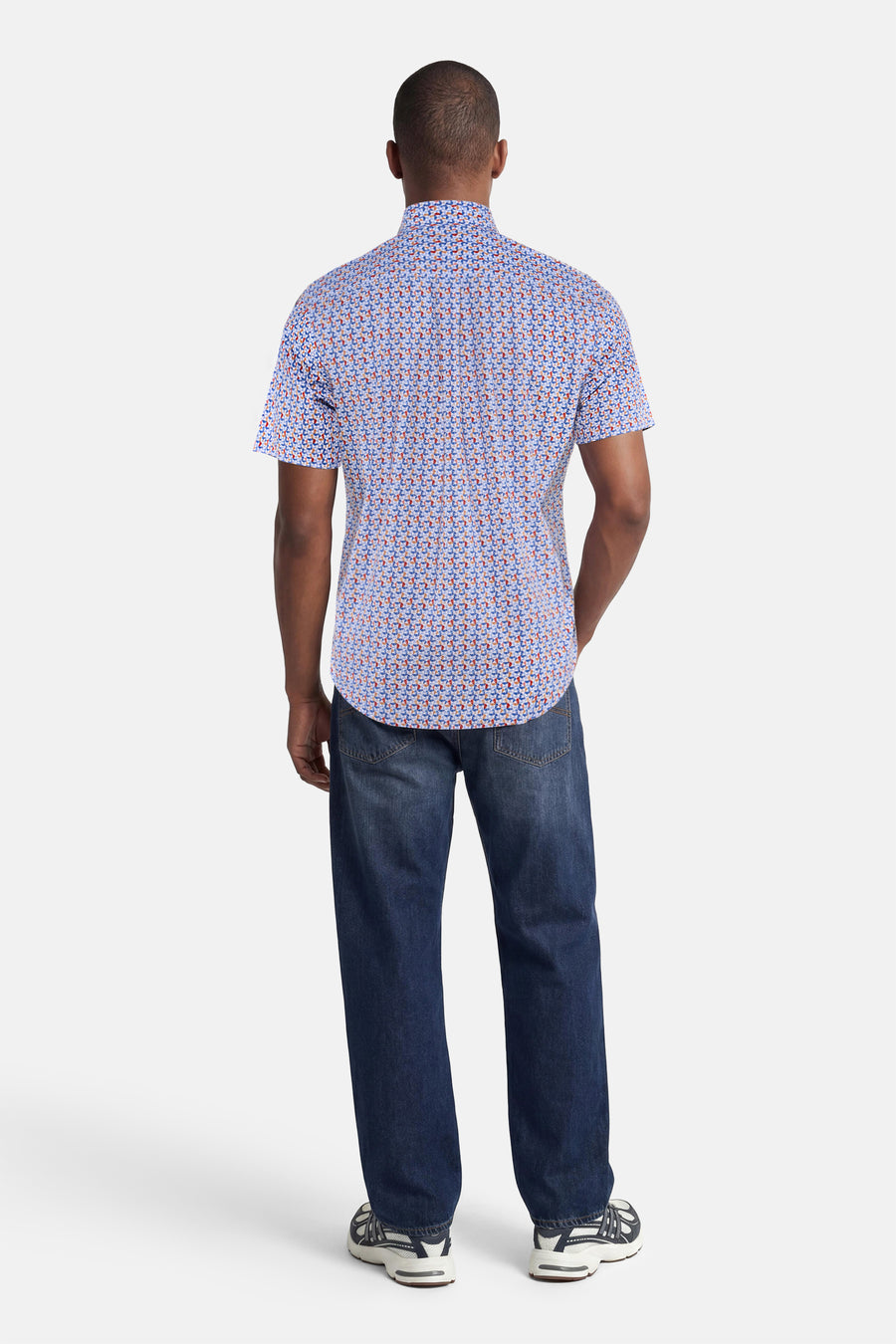 Multikleurig overhemd met korte mouwen van FYNCH-HATTON, met geometrisch patroon, achterzijde met donkere jeans.