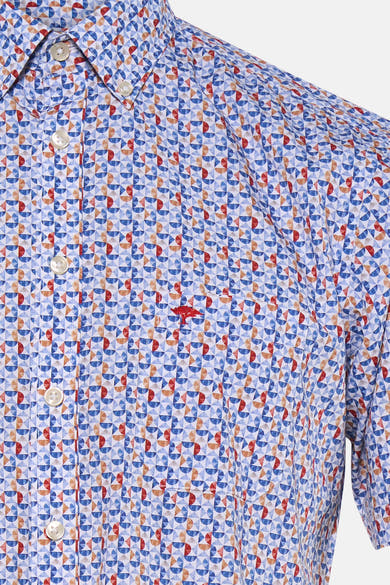 Multikleurig overhemd van FYNCH-HATTON met geometrische patronen, een button-down kraag en geborduurd rood logo.