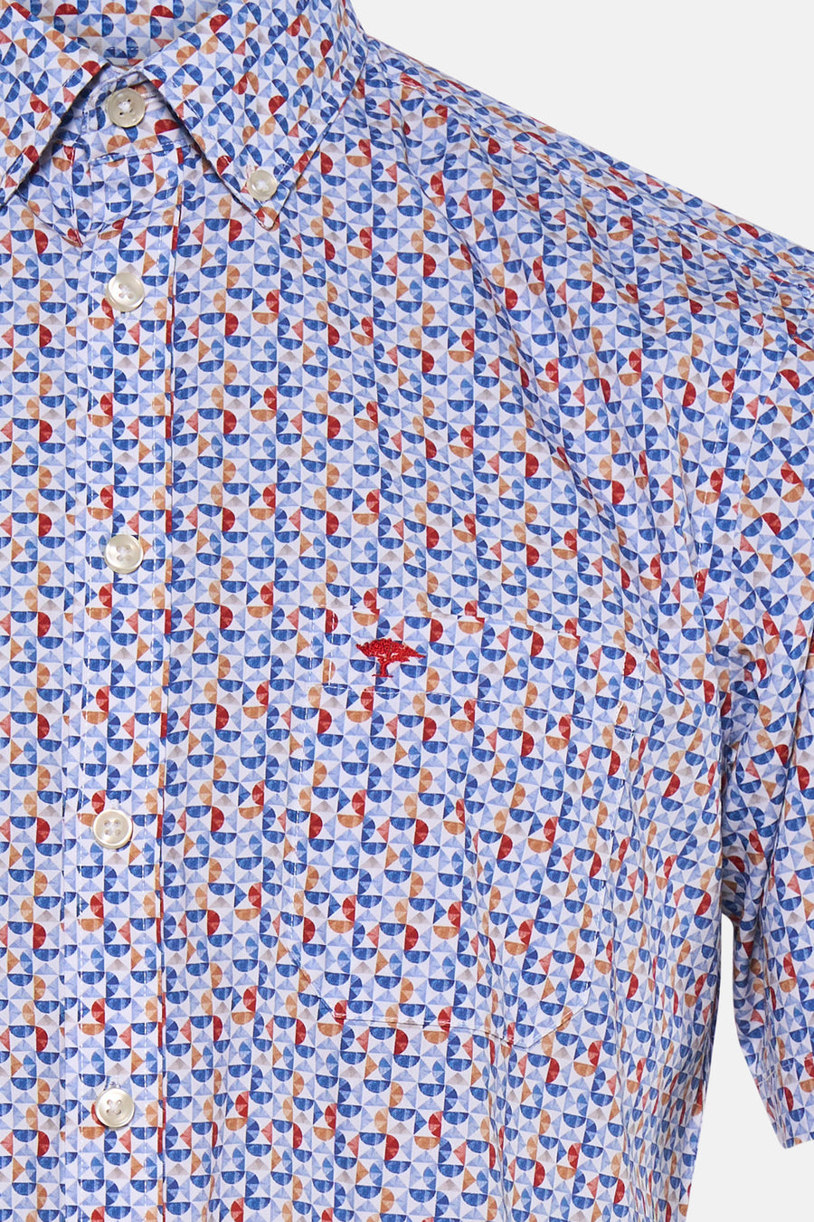 Multikleurig overhemd van FYNCH-HATTON met geometrische patronen, een button-down kraag en geborduurd rood logo.