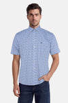Chemise à manches courtes multicolore de FYNCH-HATTON avec motif géométrique, col boutonné et logo éléphant brodé.