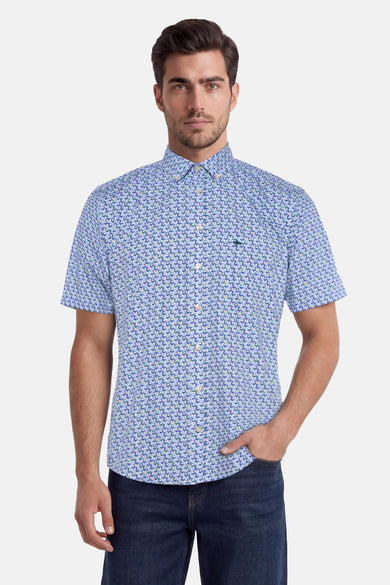 Chemise à manches courtes multicolore de FYNCH-HATTON avec motif géométrique, col boutonné et logo éléphant brodé.