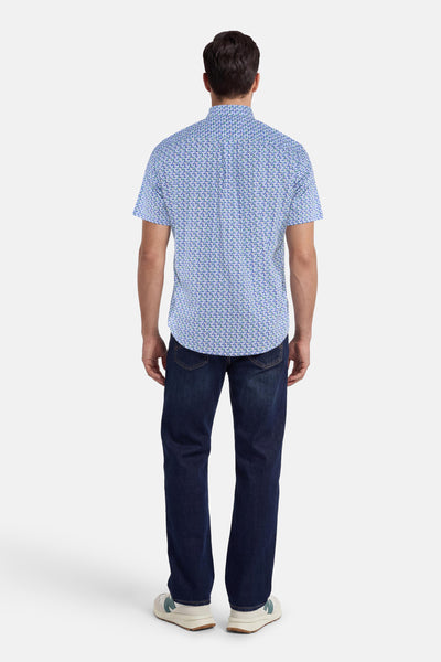 Chemise à manches courtes multicolore de FYNCH-HATTON à motif lunettes de soleil, vue de dos, portée avec un jean foncé et des baskets.