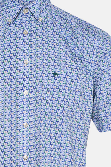 Chemise multicolore à manches courtes de FYNCH-HATTON à motif géométrique bleu et vert, col boutonné et logo arbre brodé sur poche.