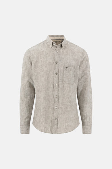 Chemise en lin kaki de FYNCH-HATTON, avec col boutonné, poche poitrine et logo arbre brodé.