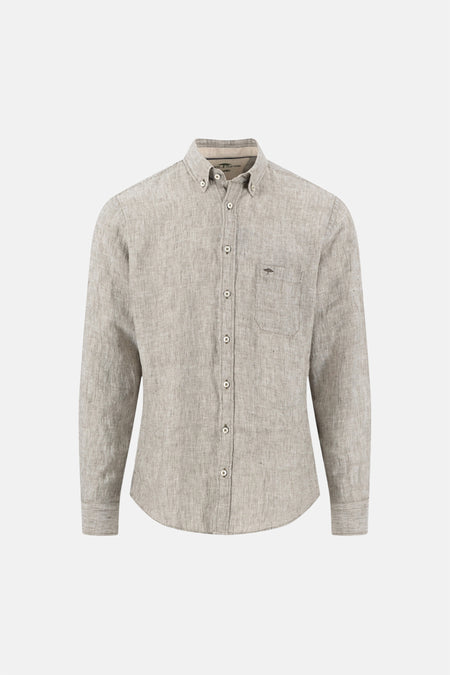 Chemise en lin kaki de FYNCH-HATTON, avec col boutonné, poche poitrine et logo arbre brodé.