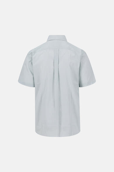 Chemise à manches courtes multicolore de FYNCH-HATTON, avec un motif géométrique discret sur fond gris-bleu clair, vue de dos avec plis.