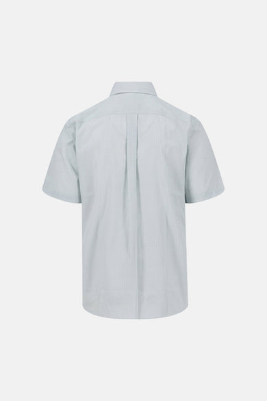Chemise à manches courtes multicolore de FYNCH-HATTON, avec un motif géométrique discret sur fond gris-bleu clair, vue de dos avec plis.