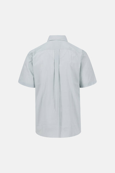Chemise à manches courtes multicolore de FYNCH-HATTON, avec un motif géométrique discret sur fond gris-bleu clair, vue de dos avec plis.