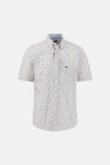 Chemise à manches courtes multicolore de FYNCH-HATTON avec motif floral beige et bleu, col boutonné et logo sur la poitrine.